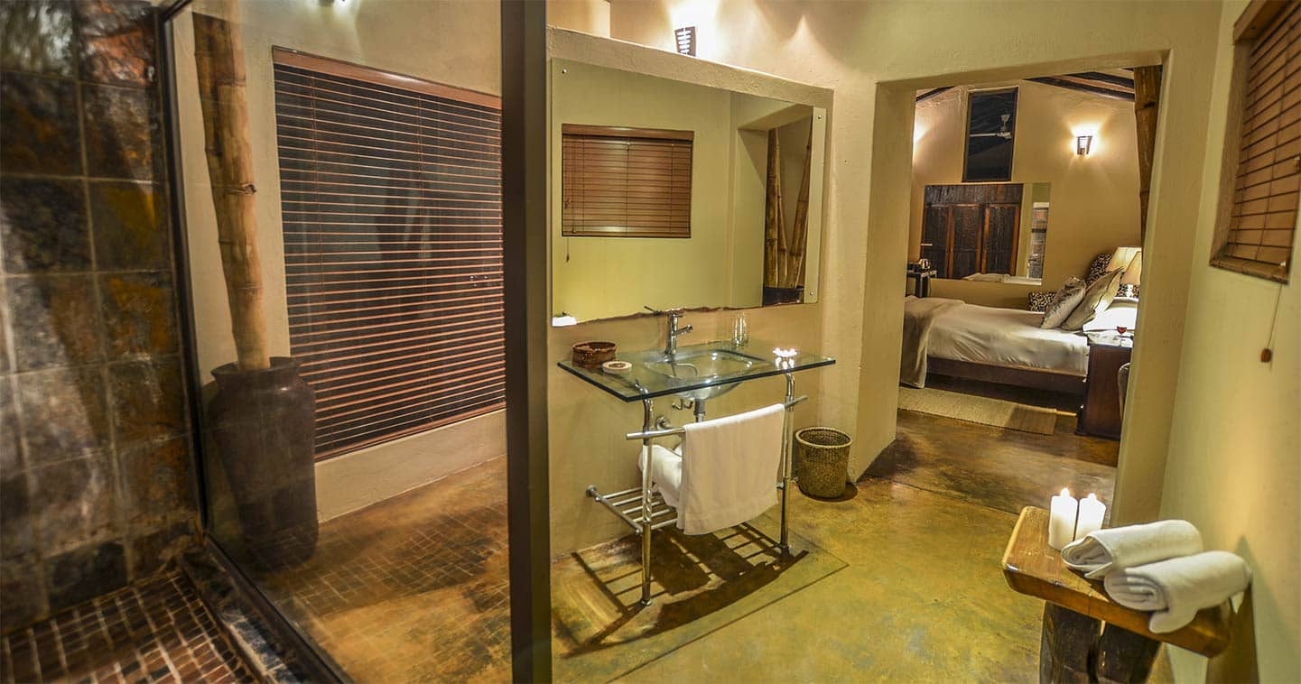 Bathroom at Nkorho Bush Lodge in Sabi Sands