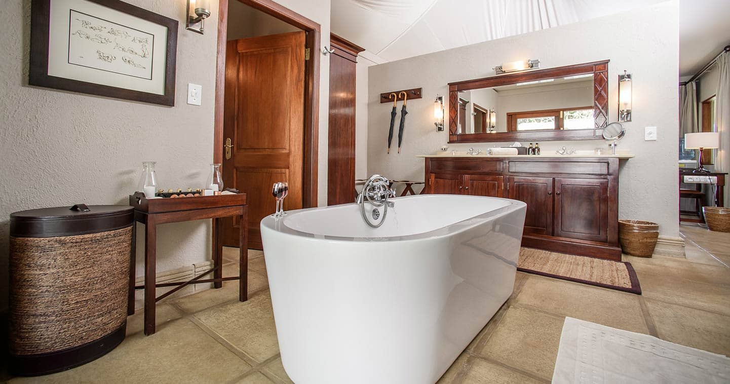 A bathroom at Savanna Lodge in the Sabi Sands