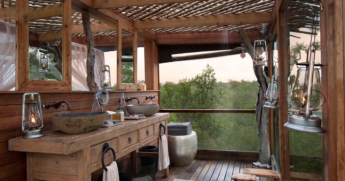 Bathroom in a tree house in Sabi Sands